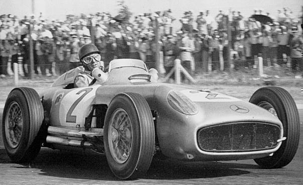 Großer Preis von Argentinien in Buenos Aires, 16. Januar 1955. Sieger Juan Manuel Fangio im Mercedes-Benz Rennwagen W 196 R Monoposto. Als einziger Spitzenfahrer stand Fangio dieses Rennen ohne Ablösung durch und gewann überlegen.